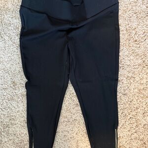 Chic Black Leggings with Zipper Detail